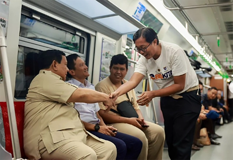 Presiden Prabowo di KRL Stasiun Manggarai menuju Stasiun Tanah Abang Baru [Foto: Instagram Prabowo]